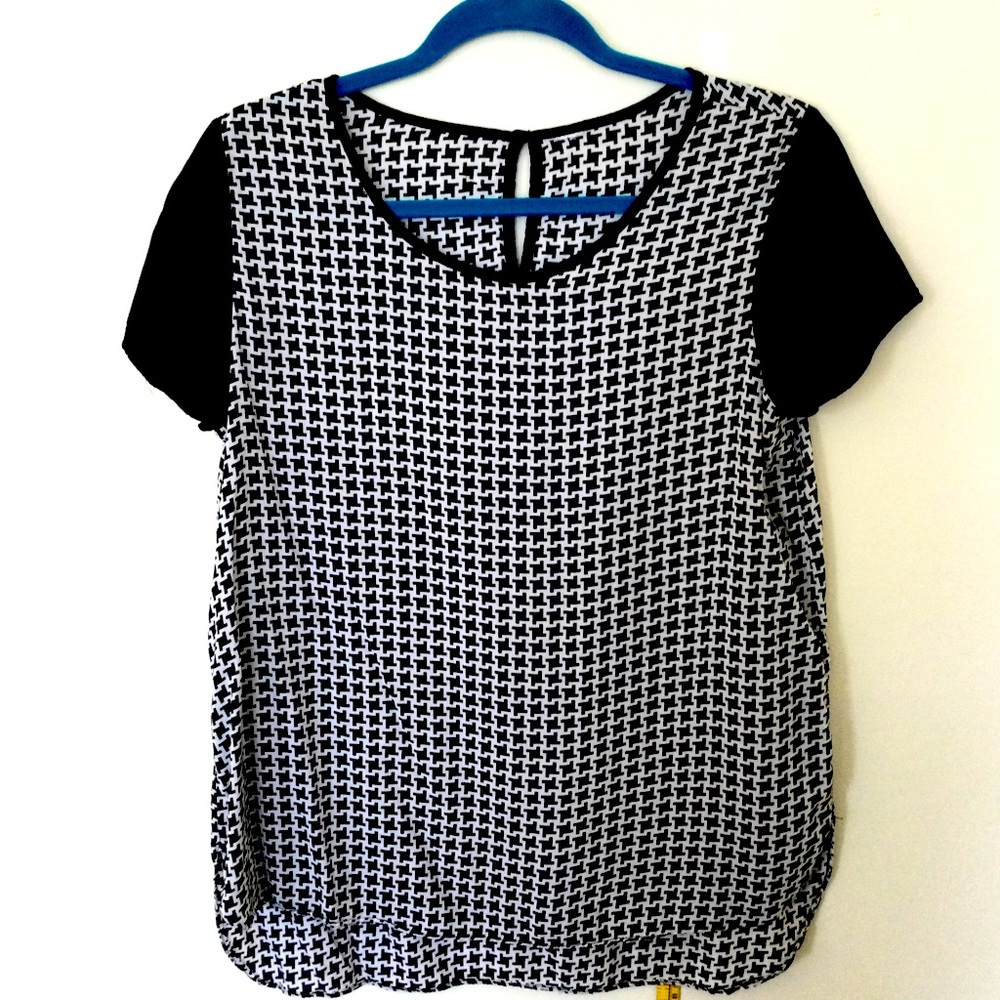 Blouse Black/White Pattern Sz S No Attached Tag